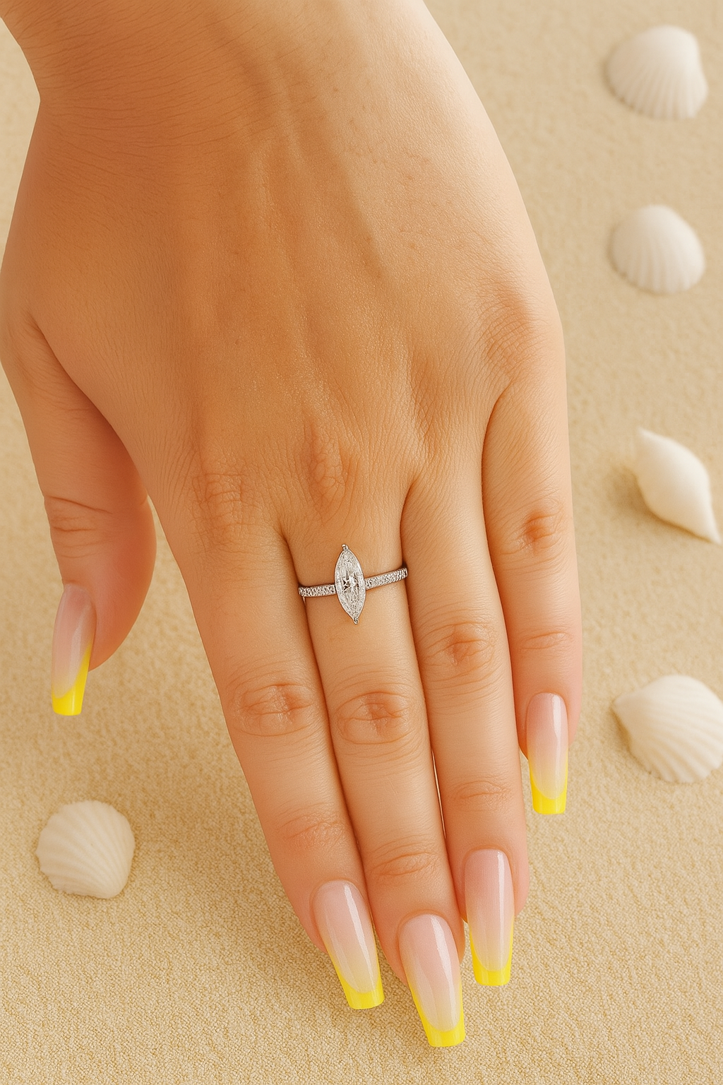 Bague avec pierres et strass